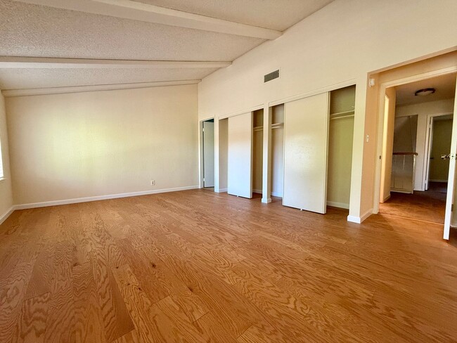 Building Photo - Completely Updated 3 Bed 2.5 Bath Walnut C...