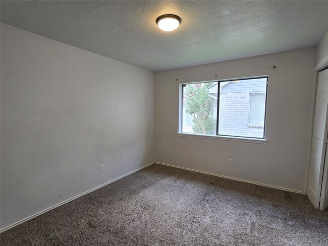 Building Photo - 610 Woodlake Cir