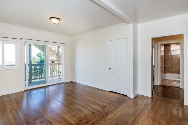 Building Photo - UPDATED, Spacious 1BR! DECK! STAINLESS APPLIANCES! HARDWOOD!