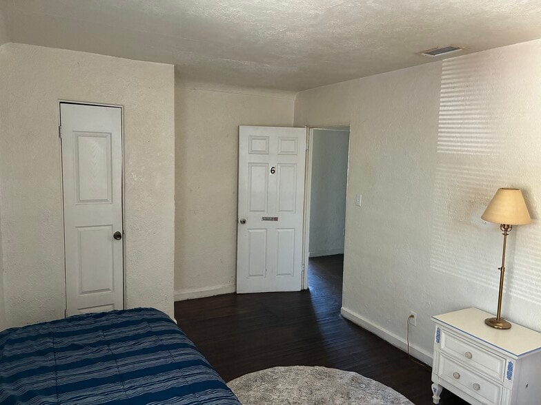 Building Photo - 2504 Booker Ave