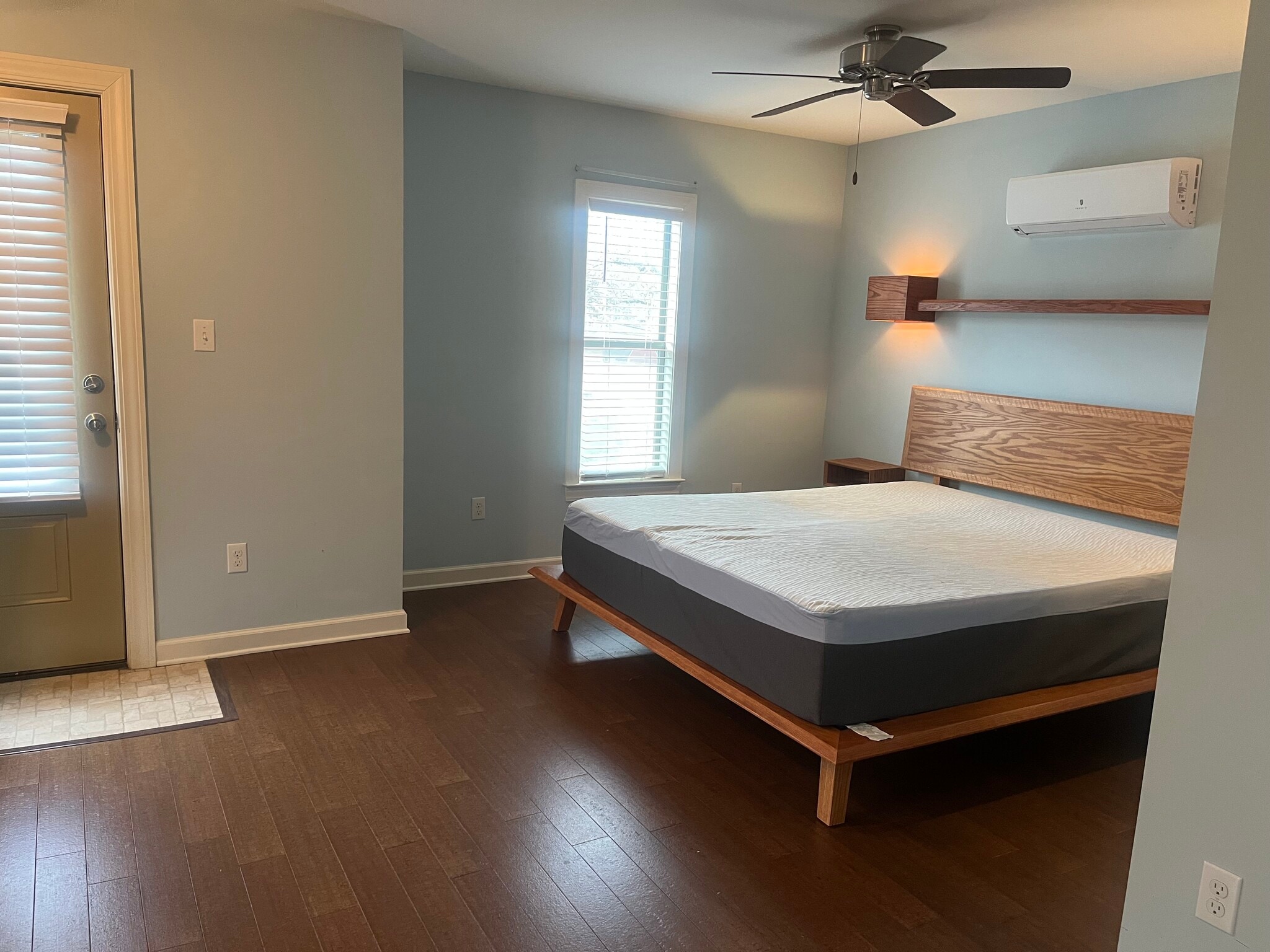 Building Photo - 400 Warner Ave