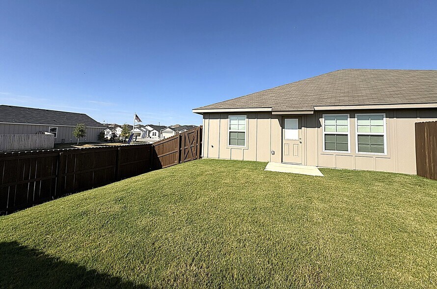 Building Photo - 1202 Lexington Dr