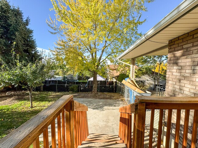 Building Photo - 1340 E Navajo Dr