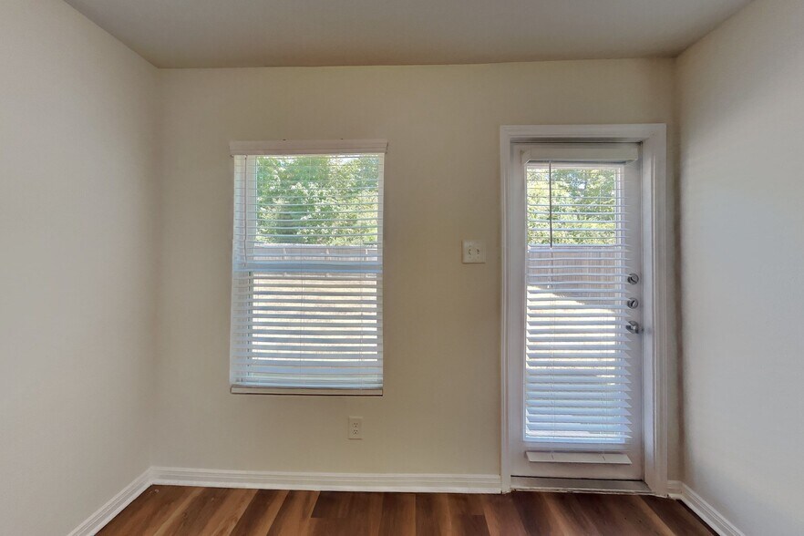 Building Photo - 15673 Del Norte Dr