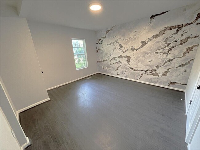 Building Photo - 376 Wellington St SW