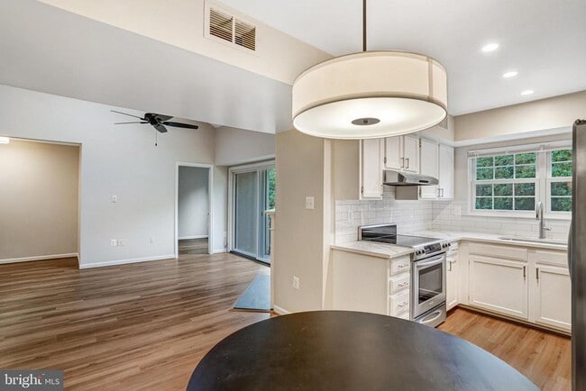 Building Photo - 7729 Inversham Dr