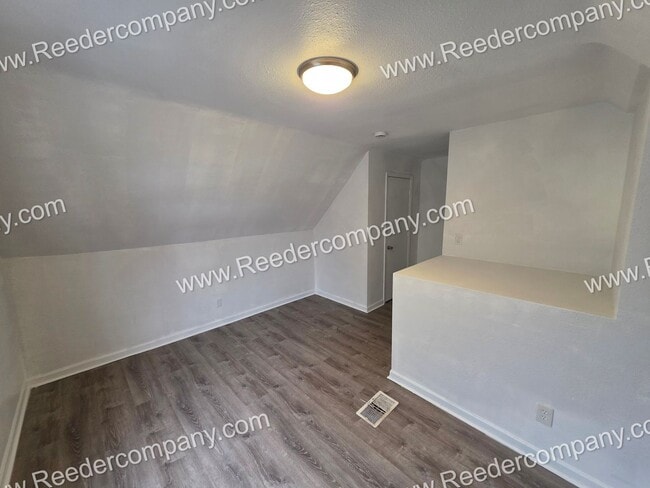 Building Photo - Spacious 4 bedroom 1 bathroom house