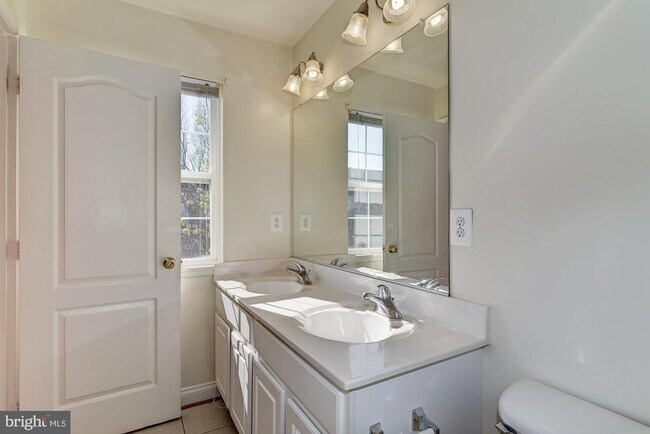 Building Photo - 207 Garden View Way