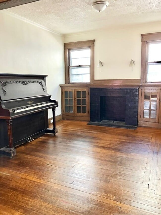 Building Photo - College Rental