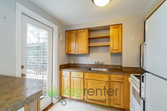 Building Photo - Two Bedroom Retreat with Hardwood Floors and Style