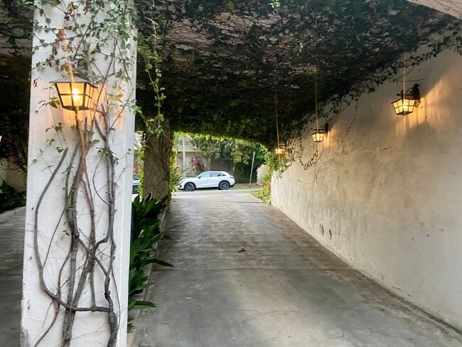 Building Photo - 1414 N Harper Ave