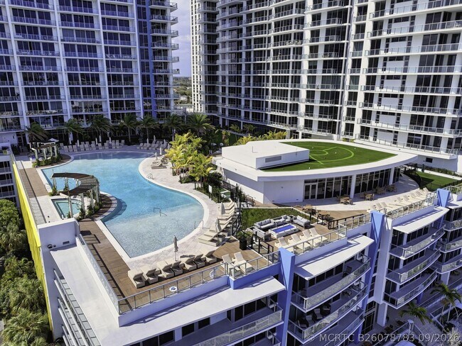 Building Photo - 220 Lake Shore Dr