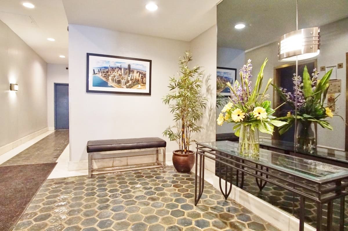 Building Photo - 6171 N Sheridan Rd