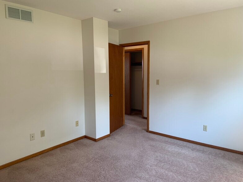 #2 Bedroom - 4158 Woodbine Ter