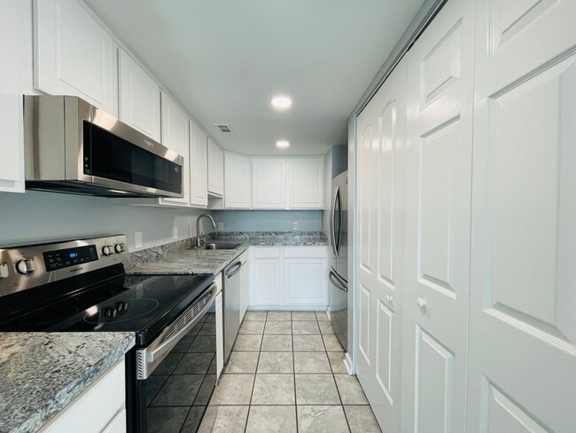 Building Photo - CHARMING CONDO IN STAFFORD!