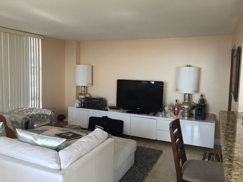 Building Photo - 3031 N Ocean Blvd