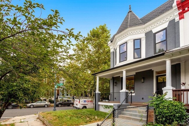 Building Photo - 1336 Newton St NW