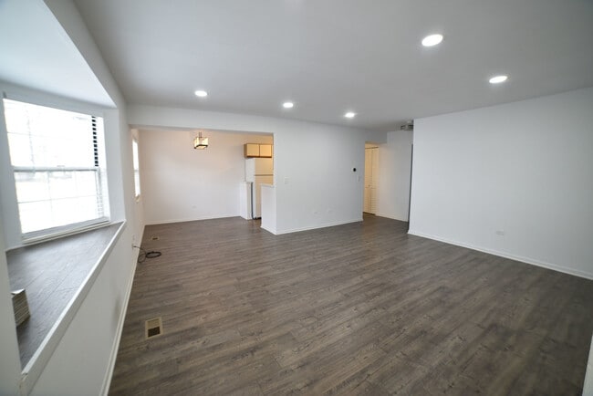 Building Photo - 437 N Cambridge Dr