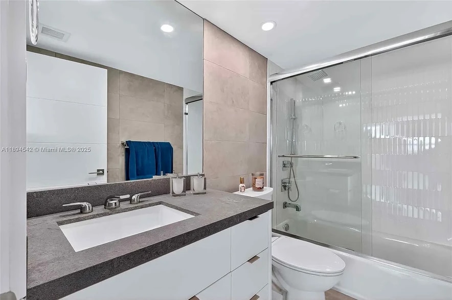 Building Photo - 2 Grove Isle Dr