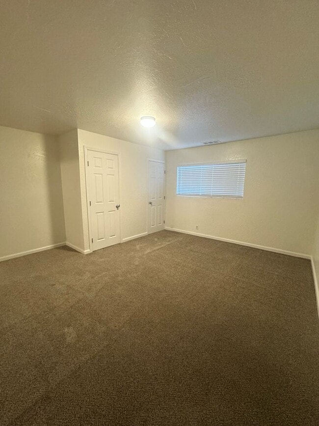 Building Photo - Spacious 3 Bedroom!