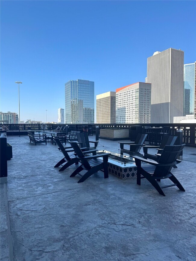 Building Photo - 2016 Main St