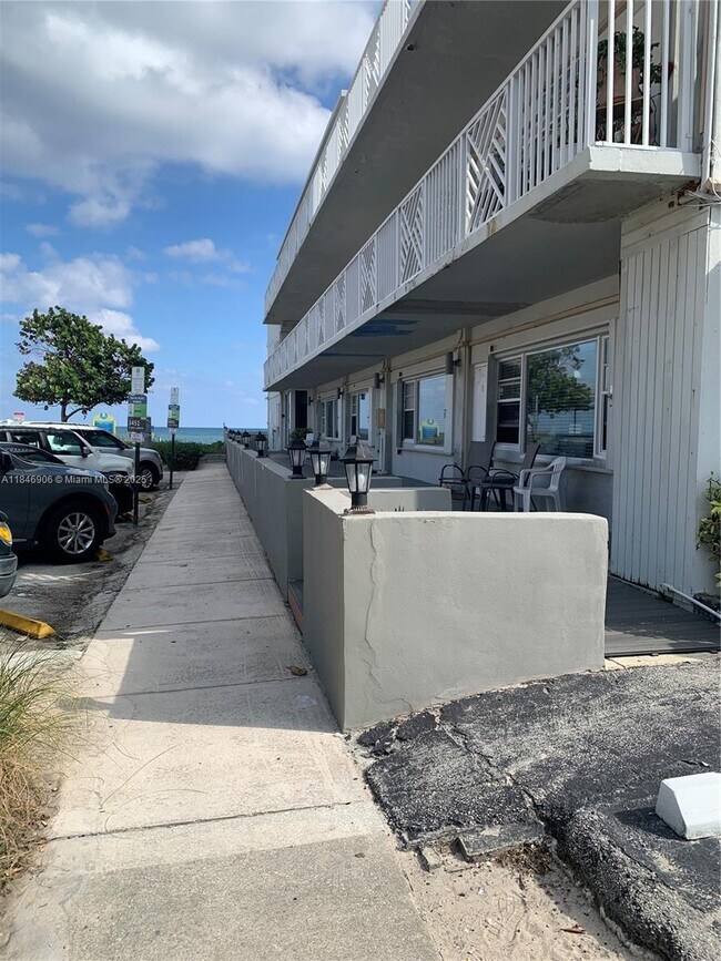 Building Photo - 4144 El Mar Dr