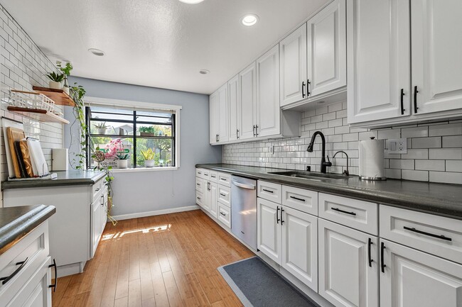 Building Photo - Large, Remodeled 3Bed/2.5Ba Townhome in Ha...