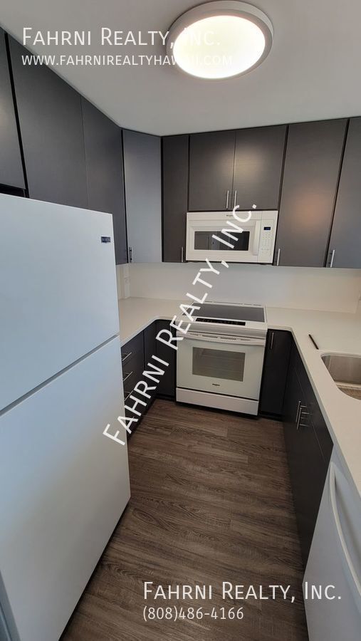 Building Photo - Pearl Two, Fully Remodeled 1 Bedroom Condo...