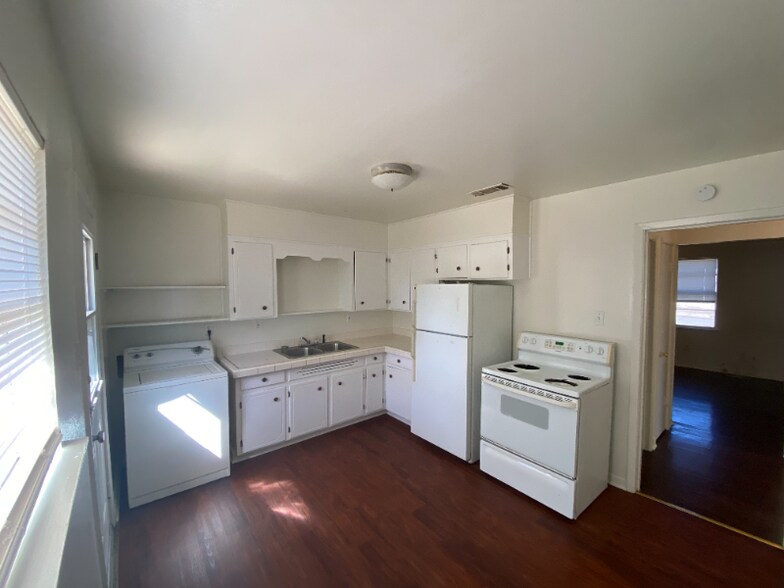 Building Photo - 533 S 56th St