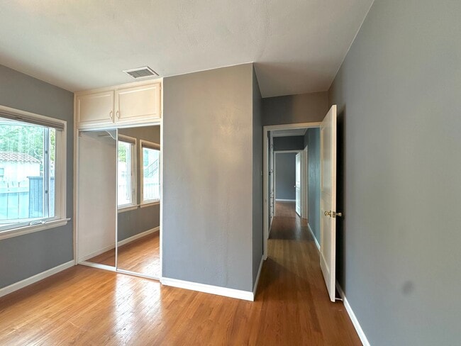 Building Photo - Charming 3 bed/2 bath House for Rent in Si...