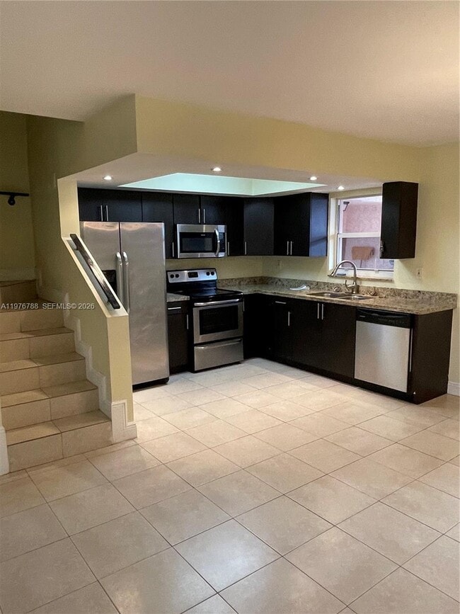 Building Photo - 1024 W 79th St