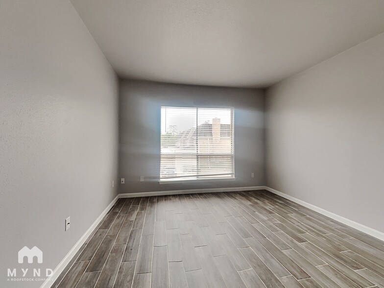 Building Photo - 2230 S Piney Point Rd