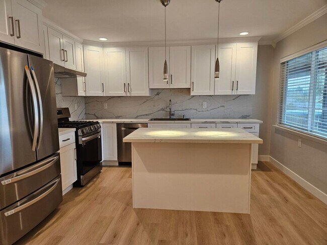 Building Photo - Updated Top Floor 2 Bedroom/1 Bathroom Apa...