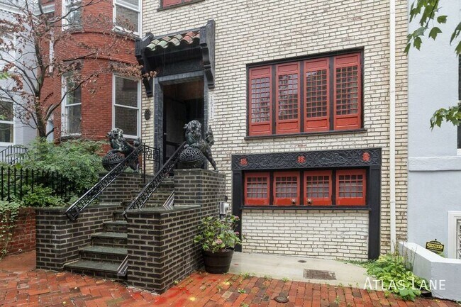 Building Photo - Professionally Managed & Recently Renovate...