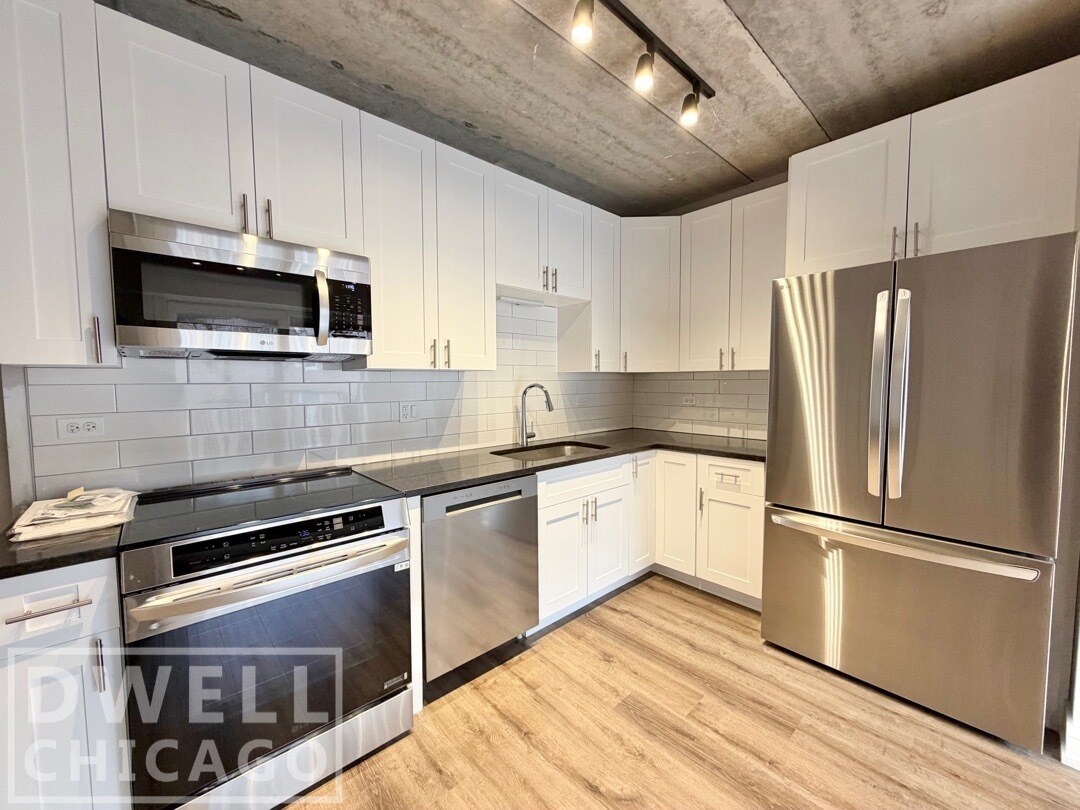 Building Photo - 938 W Carmen Ave