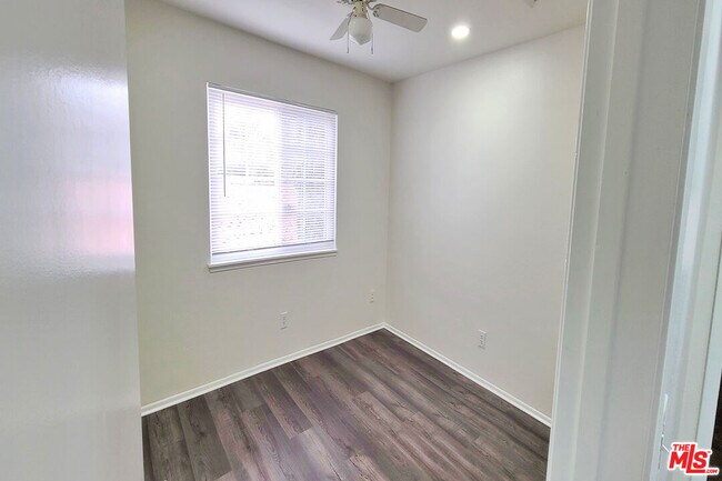 Building Photo - 10000 Hanna Ave