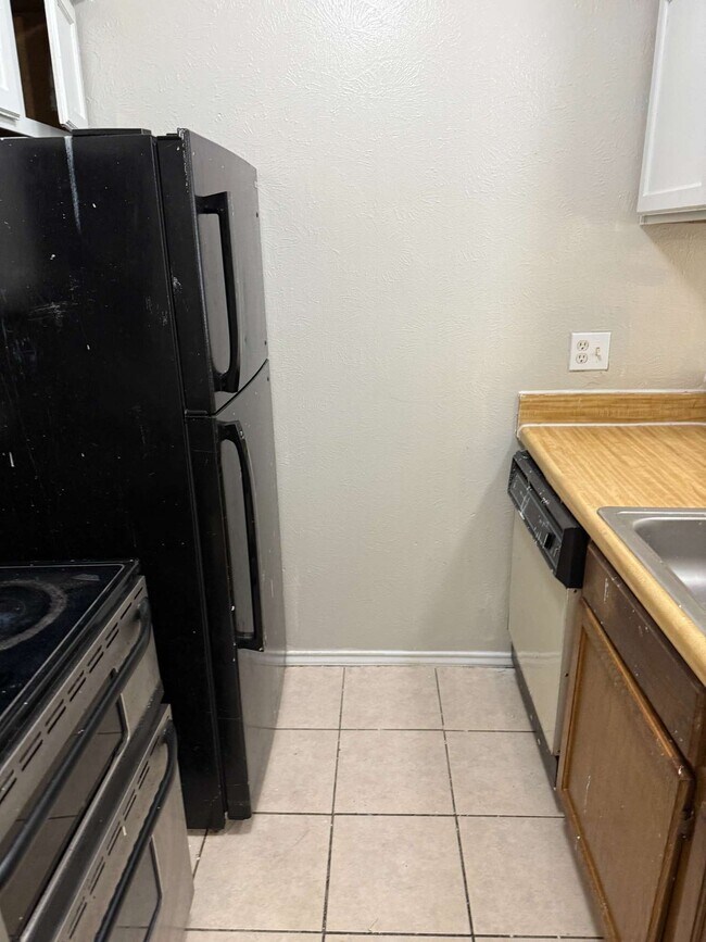 Building Photo - 9520 Royal Ln