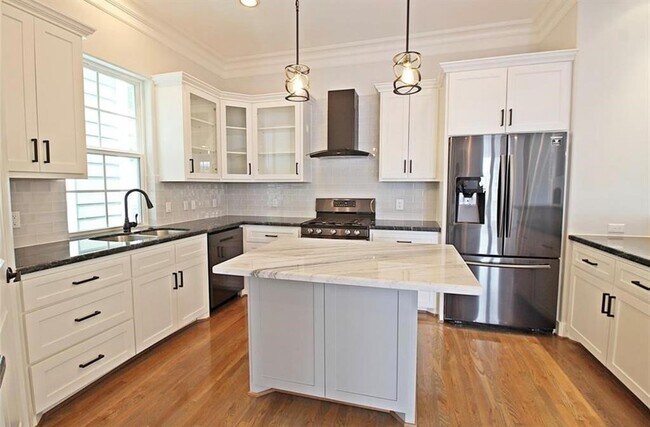 Building Photo - 2736 Cortlandt St