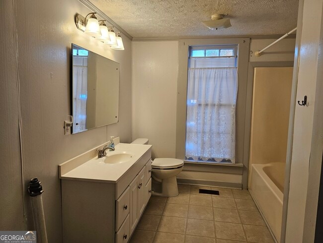 Building Photo - 1325 3rd St