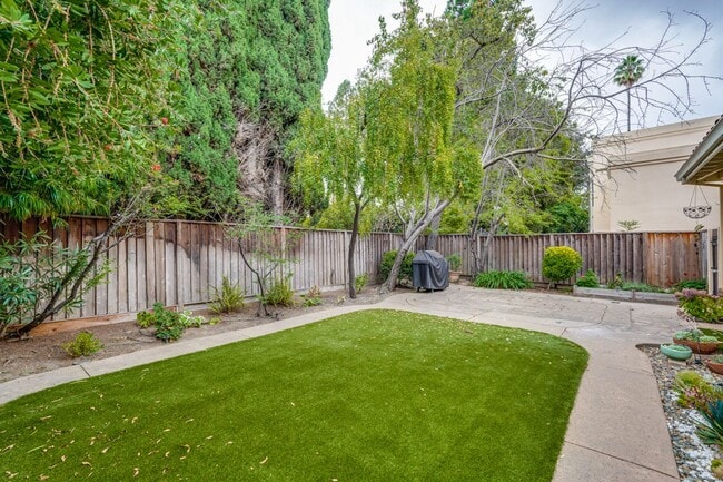 Building Photo - Lovely and spacious 3BR 2.5BA townhouse in...