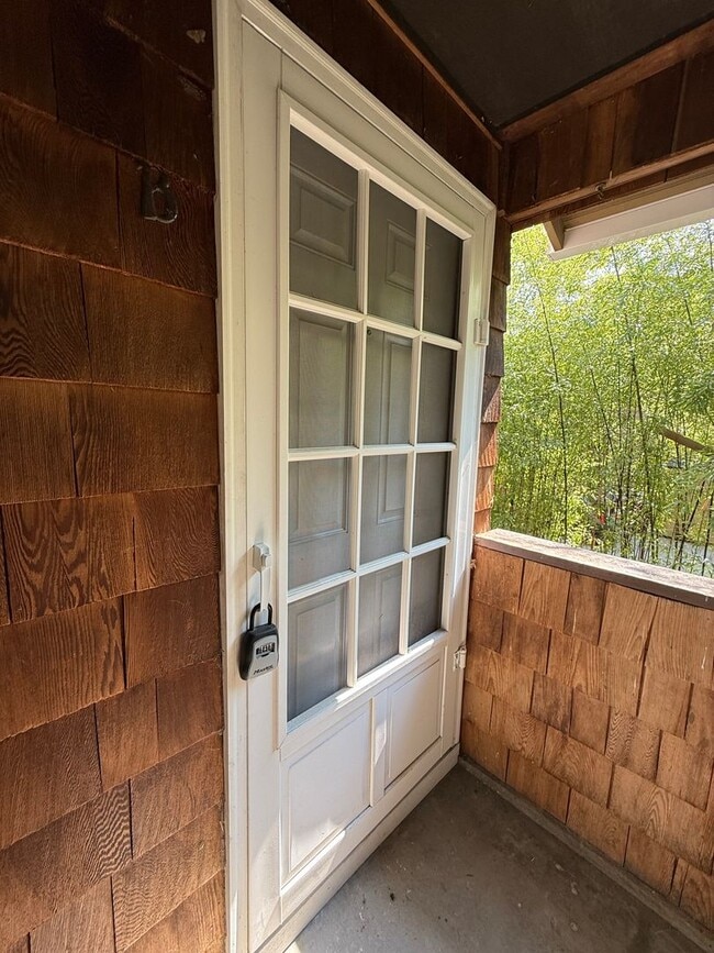 Building Photo - Updated 2BR Townhome with Fenced Yard & Ga...