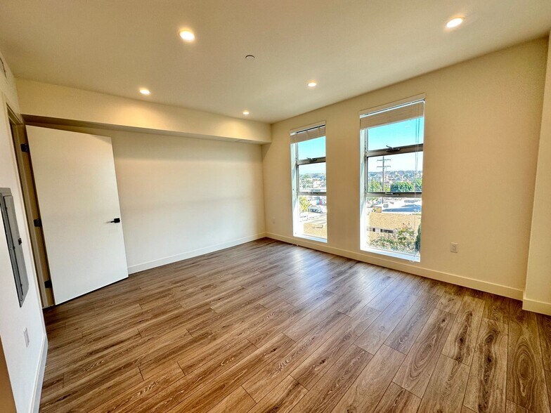 Building Photo - 3355 Overland Ave