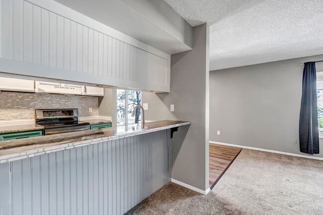 Building Photo - Skyway Condo, 2 Bed, 1.5 Bath, Secure Building