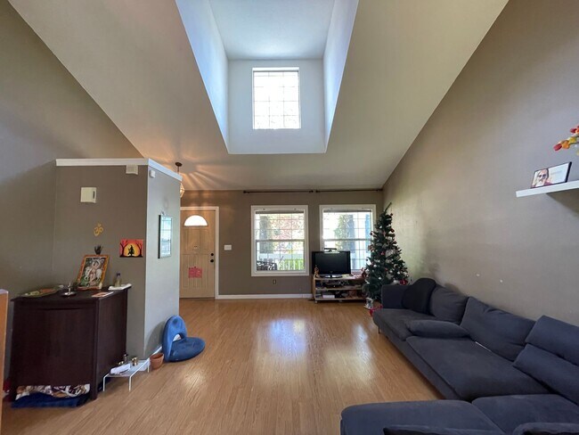 Building Photo - Charming Rock Creek 3 Bed 2.5 Bath - Centr...