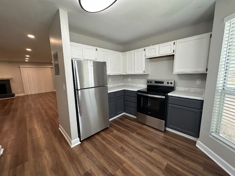 Building Photo - 152 Belmonte Dr SW