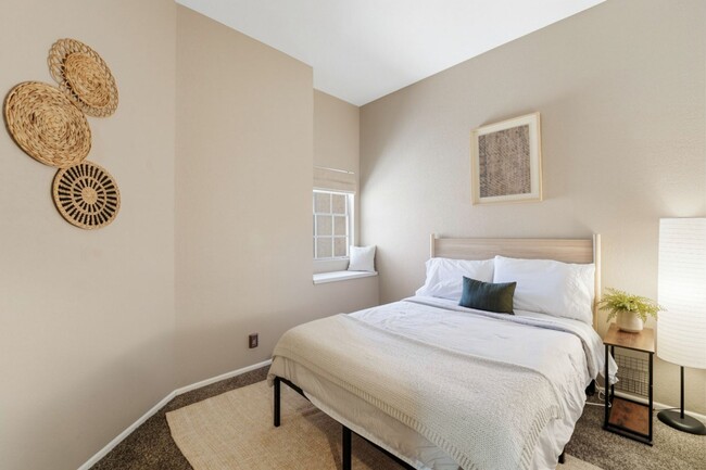 Building Photo - Move-in-ready home available furnished or unfurnished to suit your lifestyle!!