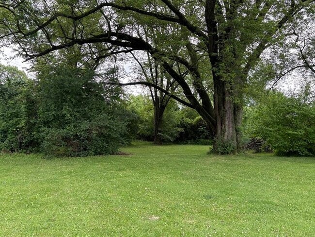 Building Photo - 2 Story Colonial - 3 bdrm/2 bath - LARGE YARD