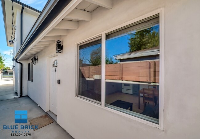 Building Photo - 5843 Vanalden Ave