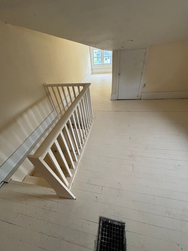 Building Photo - Nice 1BR with bonus space