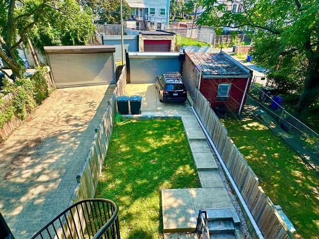 Building Photo - 2 Bedroom 2.5 Bathroom Penthouse with Park...